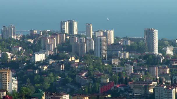 Panoramik manzaralarını sunan Sochi şehir ve çevresi Karadeniz üzerinde merkezi — Stok video