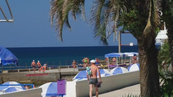 Férias de praia na cidade resort Mar Negro de Sochi — Vídeo de Stock