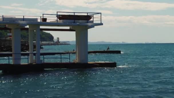 Vacaciones de playa en la ciudad turística del Mar Negro de Sochi — Vídeo de stock