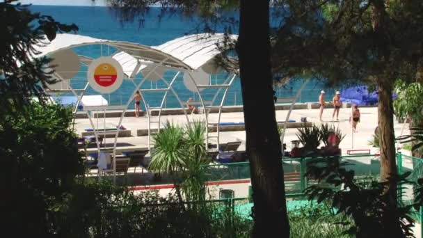 Férias de praia na cidade resort Mar Negro de Sochi — Vídeo de Stock