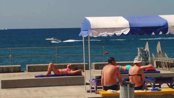 Vacances à la plage sur la station balnéaire de Sotchi — Video