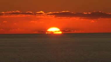 Güneş batmadan denizin ufuk üzerinde