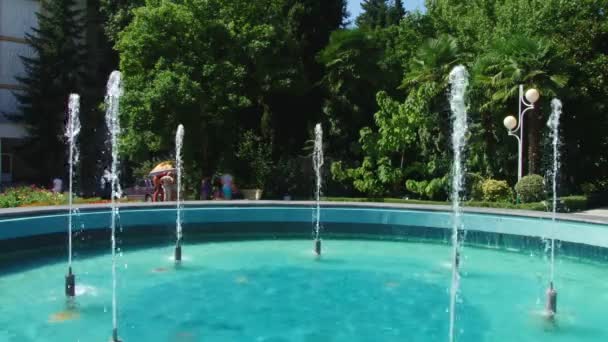 Der Brunnen im Park — Stockvideo