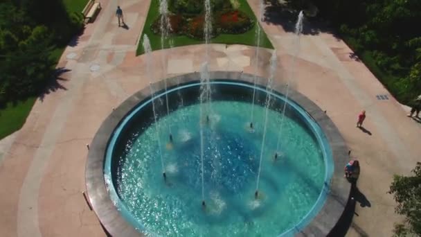 De fontein in het park — Stockvideo