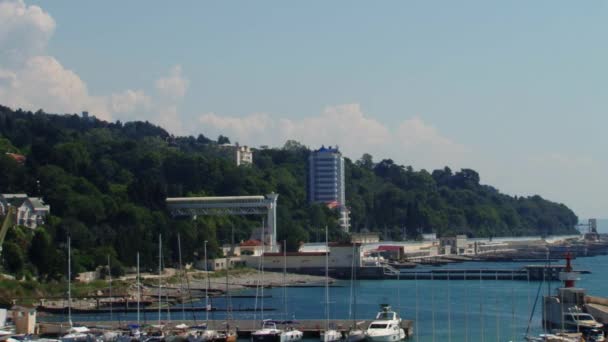 Κέντρο Ιστιοπλοΐας λιμάνι στην πόλη του Sochi, τον Καύκασο, Ρωσία, στη μαύρη θάλασσα — Αρχείο Βίντεο