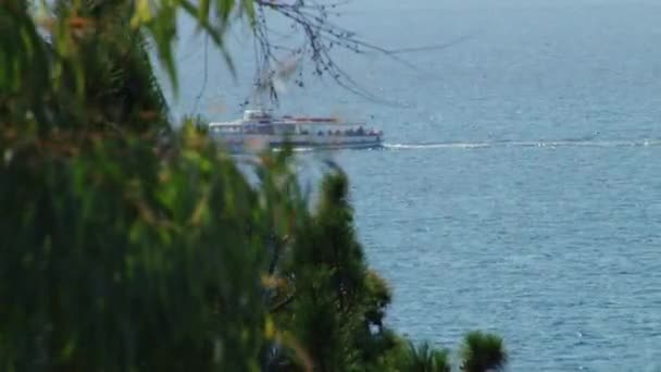 Ausflugsboot auf dem Schwarzen Meer — Stockvideo