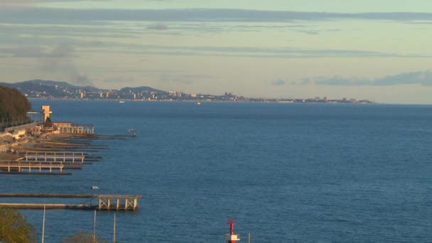 Herfst uitzicht op de kust van de Zwarte Zee voor de kust van Sotsji — Stockvideo