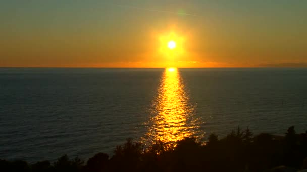 El sol se pone sobre el horizonte del mar — Vídeo de stock