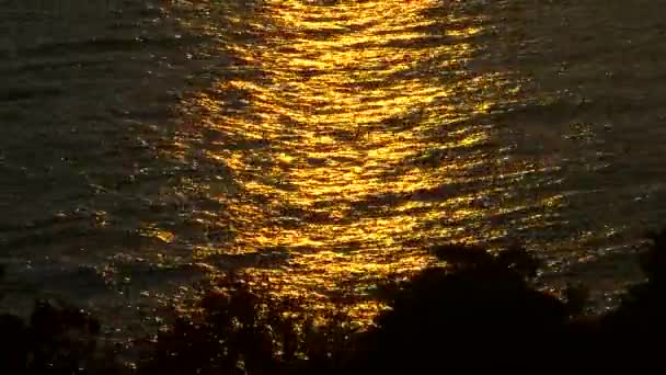 Ο ήλιος δύει πάνω από τον ορίζοντα της θάλασσας — Αρχείο Βίντεο