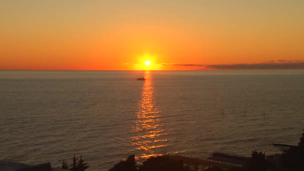 Solen går ner över horisonten till sjöss — Stockvideo