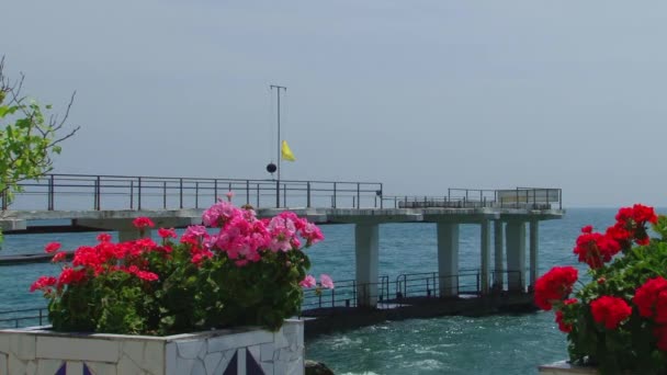 O aterro do Mar Negro em Sochi, Rússia, o Cáucaso — Vídeo de Stock