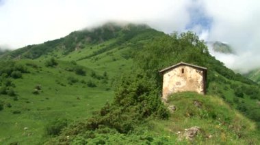 Kuzey Osetya'da Kurtat Gorge. Kadın sığınma
