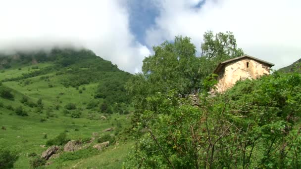 Ущелье Куртат в Северной Осетии. Женское святилище — стоковое видео