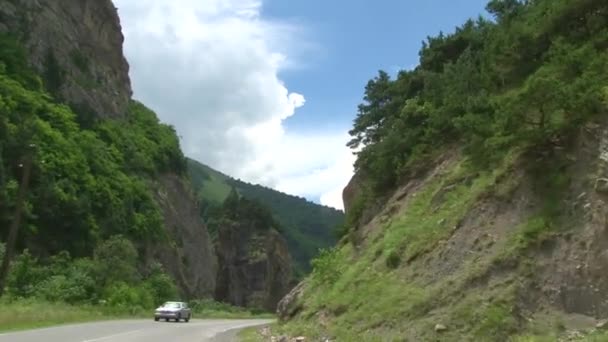 Typy a atrakce soutěsky Kurtat severní Osetie-Alanie, Rusko, Kavkaz. — Stock video