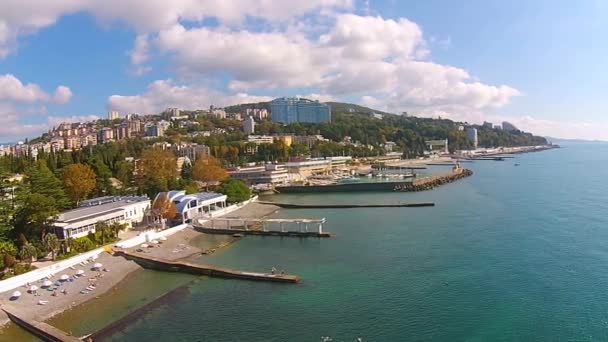 Panorama van de kust van Sotsji vanuit de lucht. Rusland en de Kaukasus. — Stockvideo