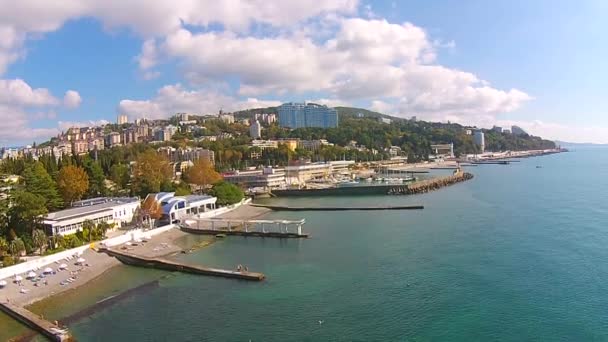 Panorama der Küste von Sotschi aus der Luft. Russland und der Kaukasus. — Stockvideo