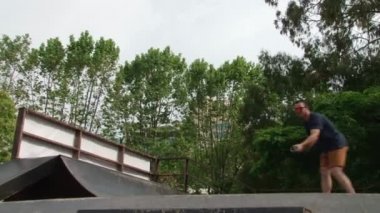 Yarışmalar parkour bir şehir parkı Sochi, Rusya Federasyonu