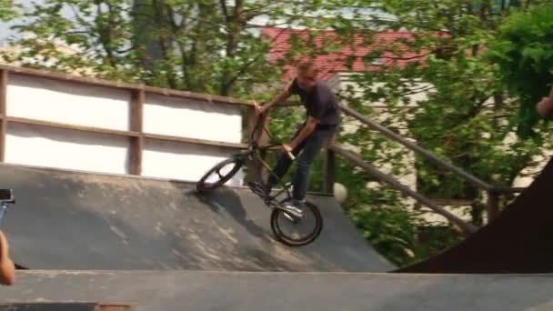 Wedstrijden parkour in een stadspark Sochi, Rusland — Stockvideo