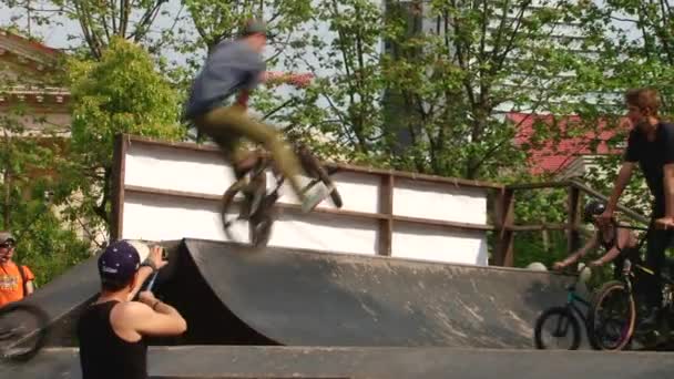 Wedstrijden parkour in een stadspark Sochi, Rusland — Stockvideo