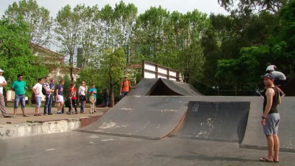 Wedstrijden parkour in een stadspark Sochi, Rusland — Stockvideo