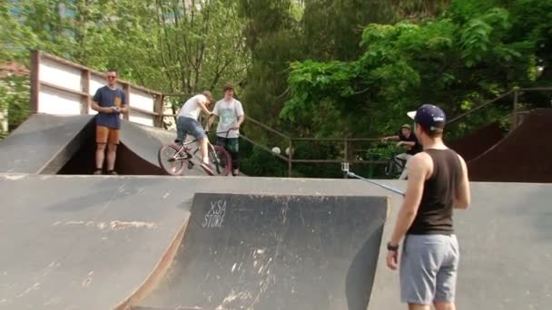 Parkour de competições em um parque de cidade Sochi, Rússia — Vídeo de Stock