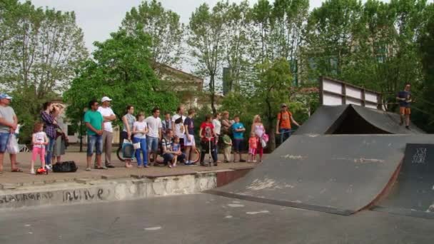 Las competiciones parkour en el parque de la ciudad Sochi, Rusia — Vídeo de stock