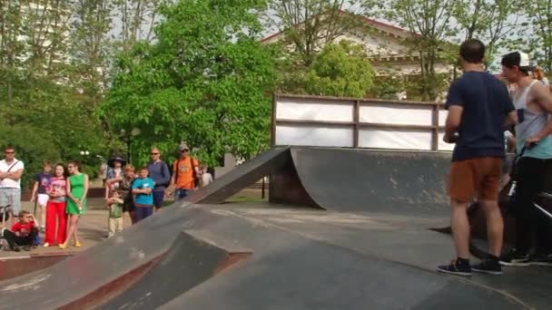 Competizioni parkour in un parco cittadino Sochi, Russia — Video Stock