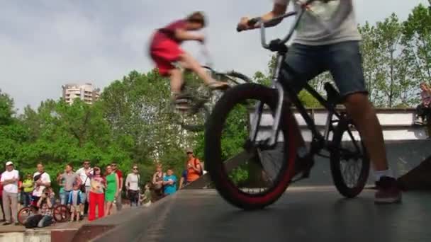 Competizioni parkour in un parco cittadino Sochi, Russia — Video Stock