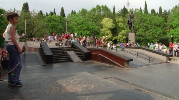 Yarışmalar parkour bir şehir parkı Sochi, Rusya Federasyonu — Stok video