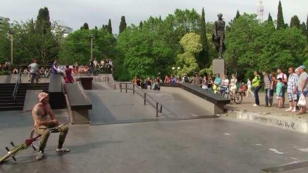 Competizioni parkour in un parco cittadino Sochi, Russia — Video Stock