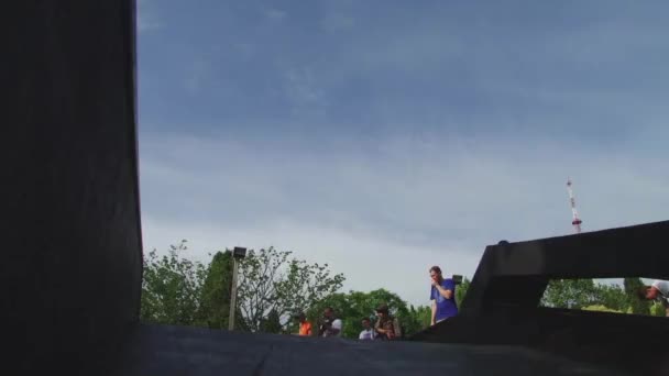 Parkour de competições em um parque de cidade Sochi, Rússia — Vídeo de Stock