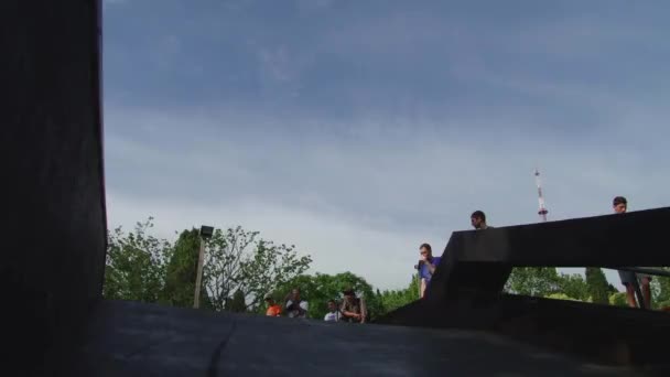 Parkour soutěží v městském parku Soči, Rusko — Stock video