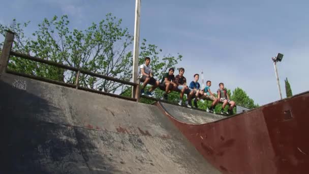 Соревнования паркур в городском парке Сочи, Россия — стоковое видео