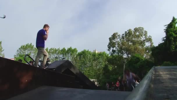 Wedstrijden parkour in een stadspark Sochi, Rusland — Stockvideo