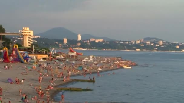 Sonnenuntergang über der Schwarzmeerstadt Sotschi, Russland — Stockvideo