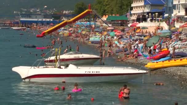 Férias de verão no Mar Negro na aldeia. Montanhas Lazarevskoye. Sochi. . — Vídeo de Stock