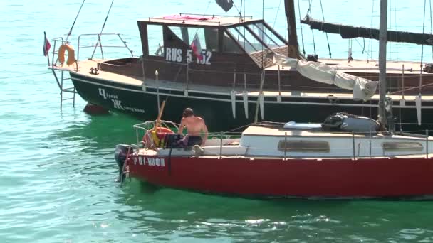 Літні канікули на березі Чорного моря в селі. Лазаревське гір. Сочі. — стокове відео