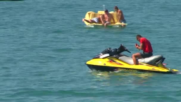 Férias de verão no Mar Negro na aldeia. Montanhas Lazarevskoye. Sochi. . — Vídeo de Stock