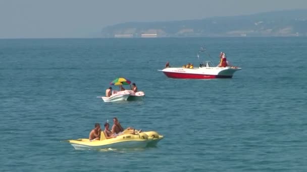 Літні канікули на березі Чорного моря в селі. Лазаревське гір. Сочі. — стокове відео