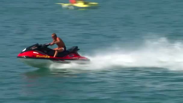 Vacaciones de verano en el Mar Negro en el pueblo. Montañas Lazarevskoye. Sochi. . — Vídeo de stock