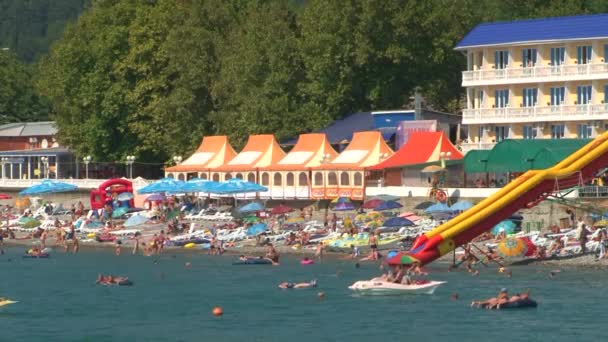 Літні канікули на березі Чорного моря в селі. Лазаревське гір. Сочі. — стокове відео