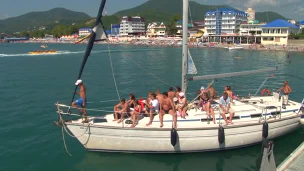 Férias de verão no Mar Negro na aldeia. Montanhas Lazarevskoye. Sochi. . — Vídeo de Stock