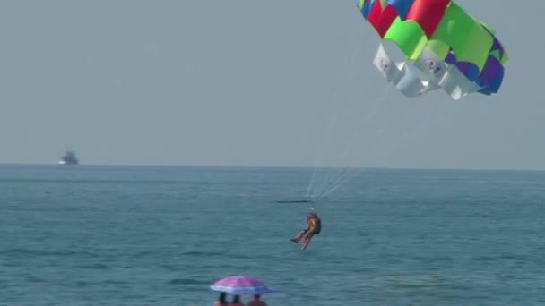 Wakacje nad Morzem Czarnym, w miejscowości. Lazarevskoye gór. Soczi. — Wideo stockowe