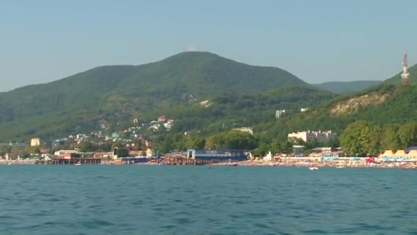 Letní dovolená na pobřeží Černého moře v obci. Lazarevskoye hory. Soči. — Stock video