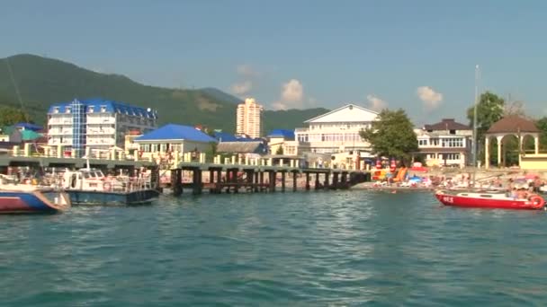 Vacaciones de verano en el Mar Negro en el pueblo. Montañas Lazarevskoye. Sochi. . — Vídeo de stock