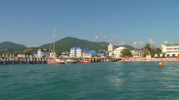 Sommarlovet i Svarta havet i byn. Lazarevskoye berg. Sochi. — Stockvideo