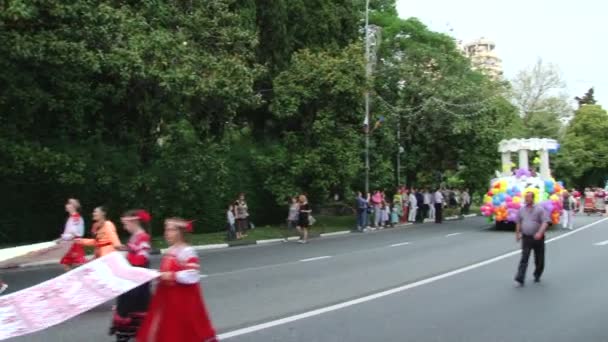 Carnaval festif dans la ville de Sotchi, Russie — Video