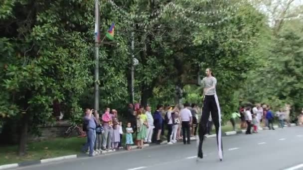 Carnaval festivo en la ciudad de Sochi, Rusia — Vídeo de stock
