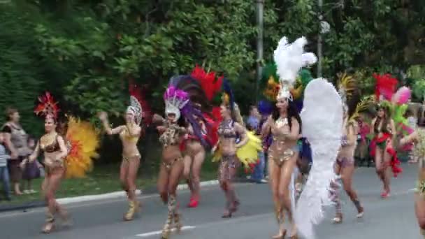 Carnaval festivo en la ciudad de Sochi, Rusia — Vídeos de Stock