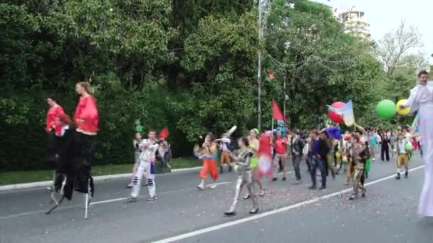 Carnaval festivo en la ciudad de Sochi, Rusia — Vídeos de Stock